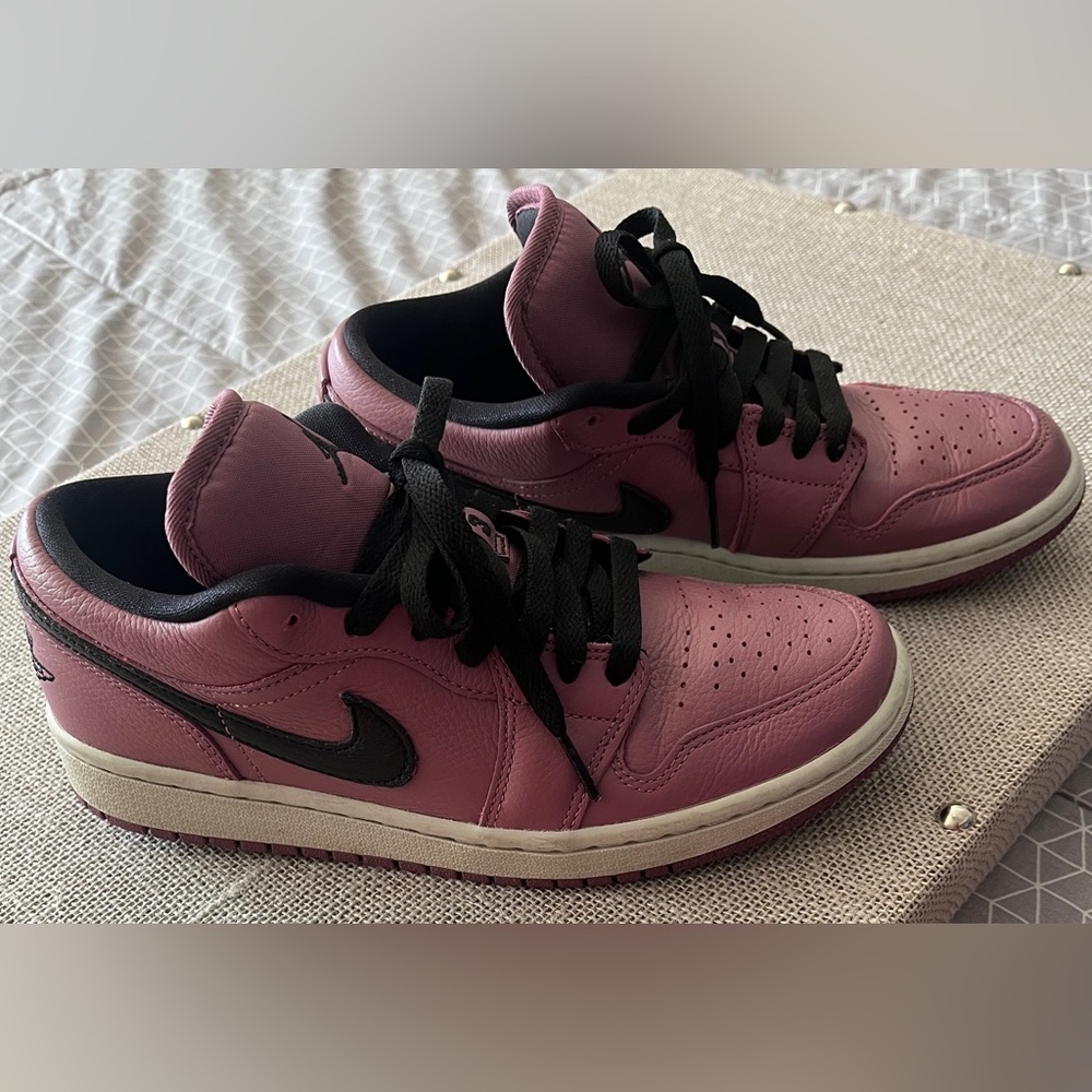 Air Jordan Retro 1 Low ‘ Light Mulberry ‘ Size 7 1/2 women / 6 Men DC7268-500